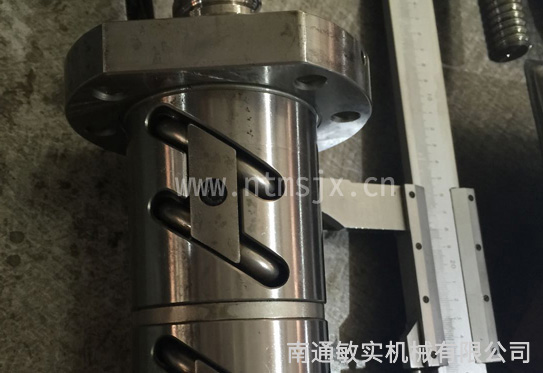外循环滚珠丝杠